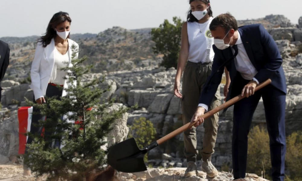 Στον Λίβανο ο Μακρόν: Φύτεψε κέδρο & συναντήθηκε με τη θρυλική τραγουδίστρια Φαϊρούζ